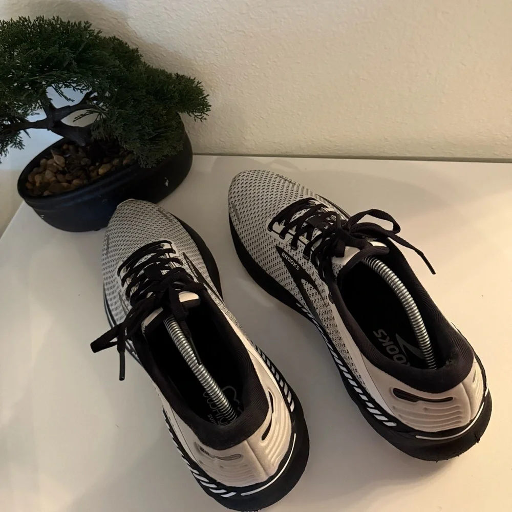 Brooks Adrenaline GTS  22 Sneakers - Gray and Black - Picture 4 of 4